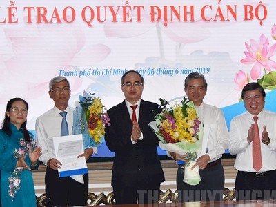 Thừa ủy quyền của Thủ tướng Chính phủ, Bí thư Thành ủy TP.HCM Nguyễn Thiện Nhân trao quyết định cho đồng chí Võ Văn Hoan và Ngô Minh Châu.
