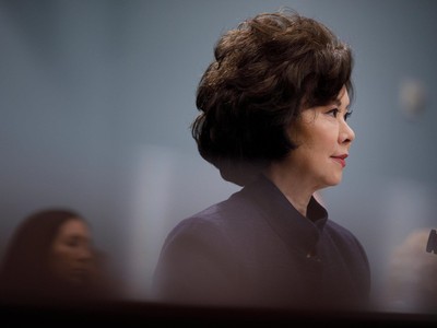 Bộ trưởng Giao thông Vận tải Elaine Chao là người giám sát ngành hàng hải Mỹ. Công ty vận tải gia đình bà, Foremost Group, có mối quan hệ sâu sắc với giới cấp cao Trung Quốc. Ảnh: New York Times.