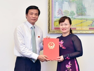 Trao Nghị quyết của Ủy ban Thường vụ Quốc hội về công tác cán bộ