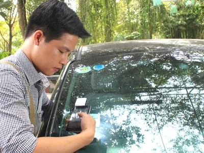 Thẻ thu phí không dừng lắp đặt trên kính trước xe. Ảnh: Anh Duy. 