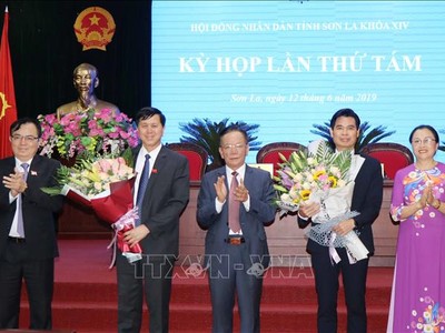 Ông Hoàng Văn Chất (giữa) chúc mừng ông Hoàng Quốc Khánh (thứ 2 bên phải), tân Chủ tịch UBND tỉnh Sơn La.