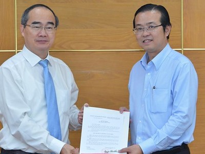 Bí thư Thành ủy thành phố Hồ Chí Minh Nguyễn Thiện Nhân trao quyết định cho đồng chí Lê Văn Minh.