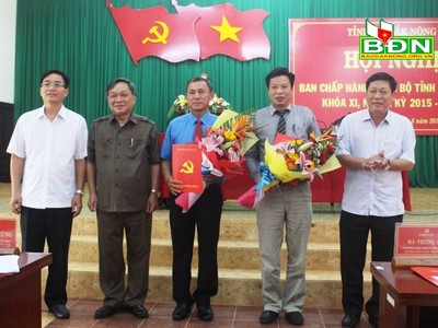 Thường trực Tỉnh ủy Đắk Nông trao quyết định của Ban Bí thư và chúc mừng các đồng chí được chỉ định tham gia Ban Chấp hành Đảng bộ tỉnh nhiệm kỳ 2015-2020.