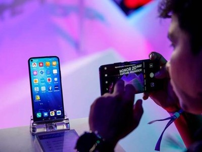 Mẫu điện thoại thông minh mới nhất Honor 20 của Huawei. (Nguồn: AFP).