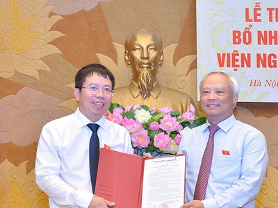 Phó Chủ tịch Quốc hội Uông Chu Lưu trao Nghị quyết của Ủy ban Thường vụ Quốc hội cho ông Nguyễn Văn Hiển.