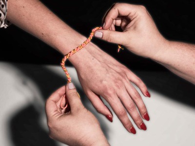 Bạn cần đề phòng khi đột nhiên được người lạ "tặng" chiếc vòng tay. Ảnh: Washingtonpost.