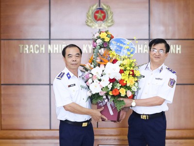Trung tướng Hoàng Văn Đồng, Bí thư Đảng ủy, Chính ủy Cảnh sát biển chúc mừng Đại tá Trần Văn Nam.