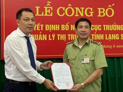 Thứ trưởng Đặng Hoàng An trao quyết định cho ông Nguyễn Văn Trường.