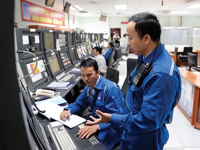Các kỹ sư Việt Nam đang vận hành Nhà máy Lọc dầu Dung Quất tại phòng điều khiển trung tâm.
