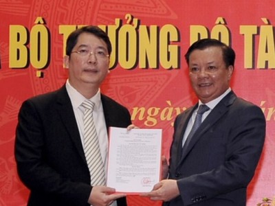 Bộ trưởng Bộ Tài chính Đinh Tiến Dũng trao quyết định và chúc mừng ông Cao Anh Tuấn được bổ nhiệm giữ chức Tổng cục trưởng Tổng cục Thuế. 