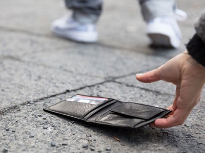 Một nhóm trợ lý gồm 13 người đã thử đánh rơi 17.000 chiếc ví ở nhiều quốc gia trong thử nghiệm này. Ảnh: Shutterstock.