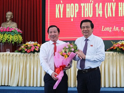 Bí thư Tỉnh ủy, Chủ tịch HĐND tỉnh Long An Phạm Văn Rạnh tặng hoa chúc mừng ông Nguyễn Văn Út. Ảnh: Báo Long An.