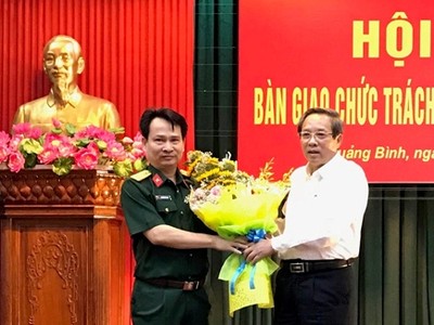 Bí thư Tỉnh ủy Quảng Bình Hoàng Đăng Quang chúc mừng Đại tá Nguyễn Văn Man được bổ nhiệm giữ chức Phó Tư lệnh Quân khu 4.