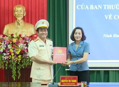 Bí thư Tỉnh ủy Ninh Bình Nguyễn Thị Thanh trao quyết định cho Đại tá Phạm Văn Sơn.