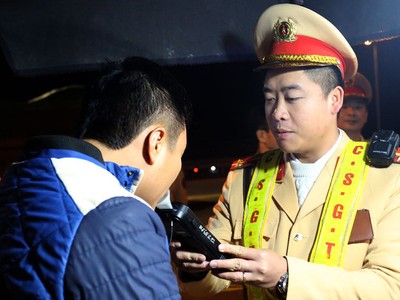 Tổ công tác của Cục CSGT kiểm tra nồng độ cồn và ma tuý với các tài xế trên tuyến cao tốc Pháp Vân - Cầu Giẽ. Ảnh: Phương Sơn.