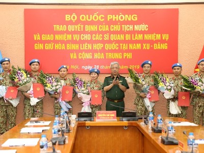 Thượng tướng Nguyễn Chí Vịnh trao Quyết định của Chủ tịch nước cho 7 sĩ quan đi làm nhiệm vụ gìn giữ hòa bình tại Cộng hòa Trung Phi và Nam Sudan. Ảnh: Cục GGHB Việt Nam.