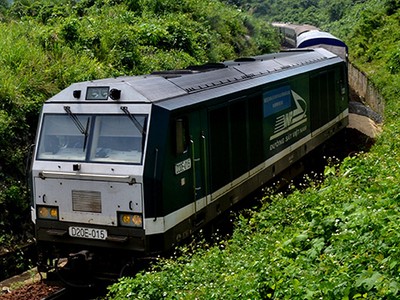 Một đoàn tàu qua đèo Hải Vân. Ảnh: Nguyễn Đông.