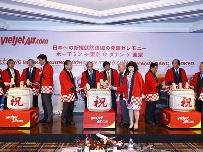 Lãnh đạo cấp cao Việt Nam và Nhật Bản cùng lãnh đạo Vietjet thực hiện nghi thức công bố đường bay mới.