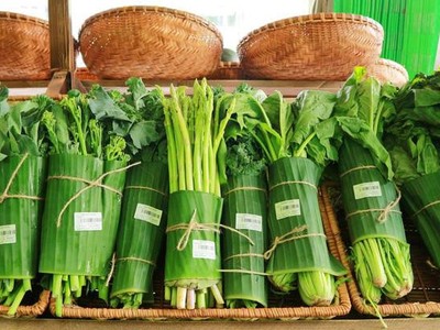 Một số siêu thị, trung tâm thương mại đóng gói nông sản, rau củ bằng lá chuối và nhận được nhiều phản hồi tích cực từ người tiêu dùng. Ảnh: Báo Dân sinh.