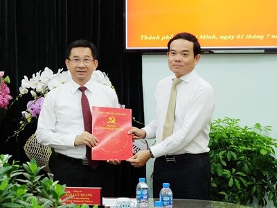 Ông Trần Lưu Quang, Phó Bí thư Thường trực Thành ủy TP.HCM trao quyết định tiếp nhận và bổ nhiệm cho ông Dương Ngọc Hải.Ảnh: SGGP.