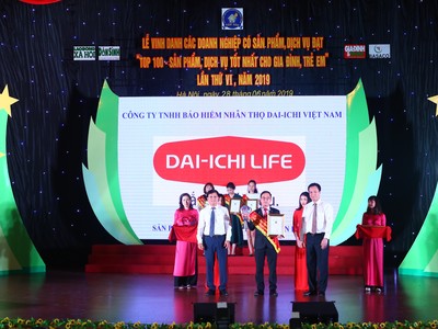 Ông Trần Thanh Tú – Phó Tổng Giám đốc Pháp lý, Pháp chế và Đối ngoại, Dai-ichi Life Việt Nam nhận giải thưởng ngày 28/6/2019.