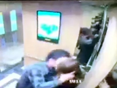 Hình ảnh người đàn ông cưỡng hôn cô gái trong thang máy bị camera ghi lại. Ảnh: Cắt từ video.