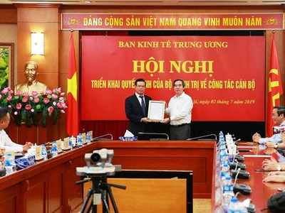 Đồng chí Nguyễn Văn Bình trao quyết định cho đồng chí Triệu Tài Vinh