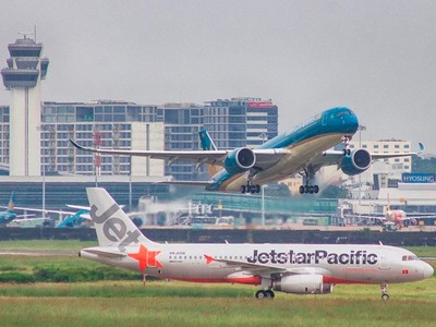 Máy bay của hãng hàng không Vietnam Airlines và Jetstar Pacific. (Ảnh: Anh Tuấn/Vietnam+).