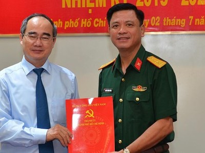 Bí thư Thành ủy TP.HCM Nguyễn Thiện Nhân trao quyết định cho Đại tá Nguyễn Trường Thắng.