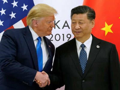 Tổng thống Donald Trump (trái) bắt tay Chủ tịch Trung Quốc Tập Cận Bình tại cuộc gặp cấp cao Mỹ - Trung bên lề hội nghị thượng đỉnh G20 ở Osaka, Nhật Bản, hôm 29/6. Ảnh: Reuters.