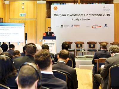 Bộ trưởng Đinh Tiến Dũng phát biểu tại hội nghị .