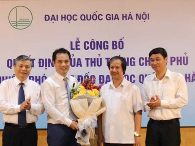 Lãnh đạo Bộ Nội vụ và Đại học Quốc gia Hà Nội chúc mừng PGS.TS Phạm Bảo Sơn.