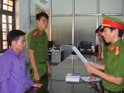 Công an đọc lệnh bắt giữ ông Liêm. Ảnh: Trần Hồng.