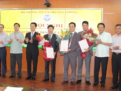 Lãnh đạo Bộ Thông tin và Truyền thông, Ban Tuyên giáo Trung ương chúc mừng các đồng chí được bổ nhiệm chức vụ mới.