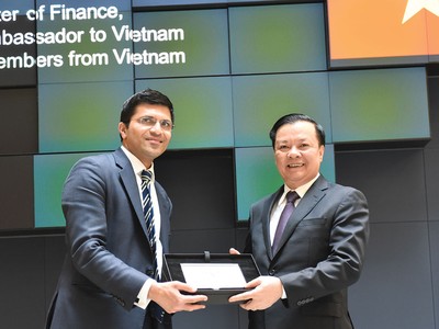 Lãnh đạo Sở GDCK Luân Đôn trao quà lưu niệm cho Bộ trưởng Đinh Tiến Dũng khi Đoàn công tác đến làm việc tại Sở ngày 3/7/2019.