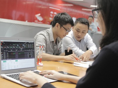 Giá CW xa giá trị hợp lý: Nhà tạo lập thị trường ở đâu?