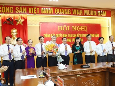 Ban Thường vụ Tỉnh ủy Hà Tĩnh chúc mừng tân Phó Bí thư Tỉnh ủy Trần Tiến Hưng.