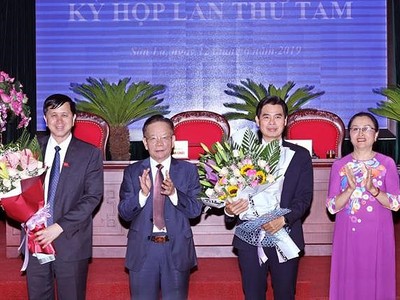 Từ trái qua: Nguyên Chủ tịch UBND Sơn La Cầm Ngọc Minh, Bí thư Tỉnh ủy Hoàng Văn Chất, tân Chủ tịch Hoàng Quốc Khánh.