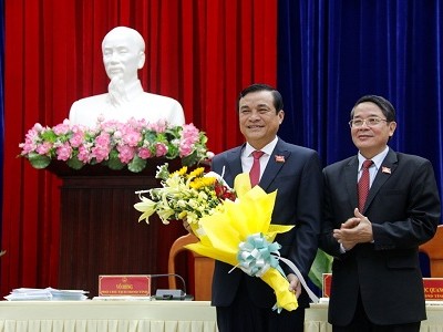 Ông Phan Việt Cường, Bí thư Tỉnh ủy (bên trái) Quảng Nam được bầu kiêm nhiệm chức vụ Chủ tịch HĐND tỉnh, nhiệm kỳ 2016-2021 - Ảnh: VGP/Lưu Hương.