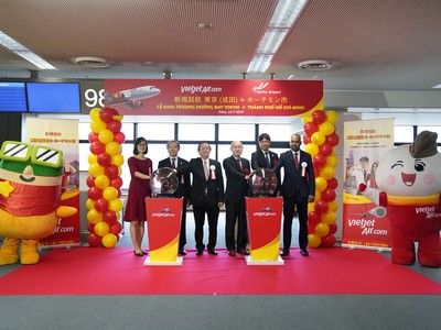 Từ trái sang: Các đại diện lãnh đạo từ Đại sứ quán Việt Nam tại Nhật Bản, Sân bay quốc tế Narita, Vietjet, Bộ Đất đai, Hạ tầng, Giao thông và Du lịch Nhật Bản và Cơ quan xúc tiến du lịch Nhật Bản cùng tham gia vào nghi thức khai trương đường bay mới của Vietjet.