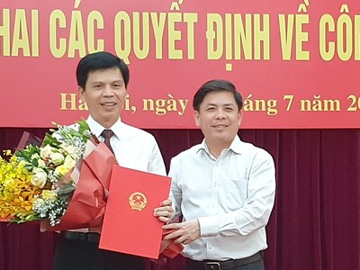Bộ trưởng Bộ Giao thông vận tải Nguyễn Văn Thể trao quyết định và chúc mừng tân Thứ trưởng Lê Anh Tuấn.