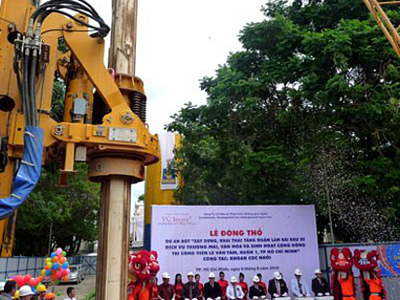 Động thổ từ 10 năm trước nhưng đến nay dự án bãi xe ngầm ở Công viên Lê Văn Tám vẫn án binh bất động. Ảnh: Kiên Cường.