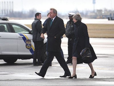 Đại sứ Anh tại Mỹ Kim Darroch và Thủ tướng Anh Theresa May (phải) trên đường tới cuộc gặp với Tổng thống Trump tại Philadelphia, Mỹ năm 2017. Ảnh: Metro.