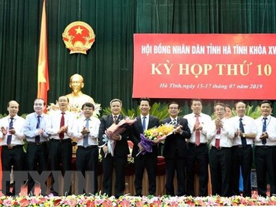 Các đại biểu tham dự kỳ họp chúc mừng ông Trần Tiến Hưng được làm bầu giữ chức Chủ tịch Ủy ban Nhân dân tỉnh Hà Tĩnh. (Ảnh: Công Tường/TTXVN).