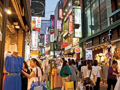 Một phụ nữ Hàn Quốc mua sắm trên mạng. Ảnh: AP.