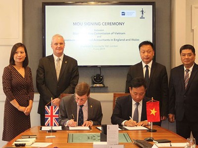 Ông Trần Văn Dũng, Chủ tịch Ủy ban Chứng khoán Nhà nước ký thỏa thuận hợp tác với Chủ tịch ICAEW tại London.