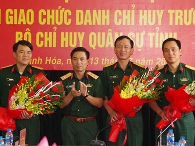 Trung tướng Nguyễn Doãn Anh, Tư lệnh Quân khu 4 chúc mừng các đồng chí được bổ nhiệm chức vụ mới. Ảnh báo Thanh Hóa.