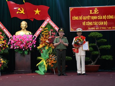 Thượng tướng Nguyễn Văn Thành, Thứ trưởng Bộ Công an trao quyết định bổ nhiệm Giám đốc Công an tỉnh Tiền Giang cho  Đại tá Nguyễn Văn Nhựt.