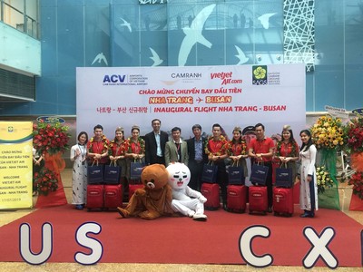 Đại diện Nhà ga Quốc tế Cam Ranh, công ty cổ phần mặt đất Sài Gòn và đại diện Vietjet chụp ảnh cùng đoàn tiếp viên của chuyến bay khai trương.