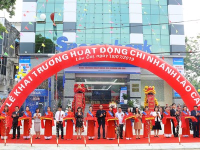 Đại diện Lãnh đạo địa phương, NHNNVN Chi nhánh Lào Cai, NHNN chi nhánh tỉnh Lạng Sơn, Hội đồng Quản trị, Ban Kiểm Soát, Ban Điều Hành Sacombank cắt băng khai trương Chi nhánh Lào Cai.